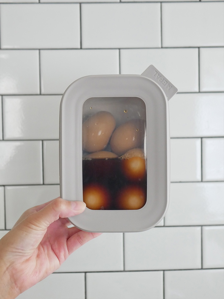 MEPALの汁漏れ防止マルチ保存容器サーキュラシリーズがキッチンで食材と共に整然と配置されている様子