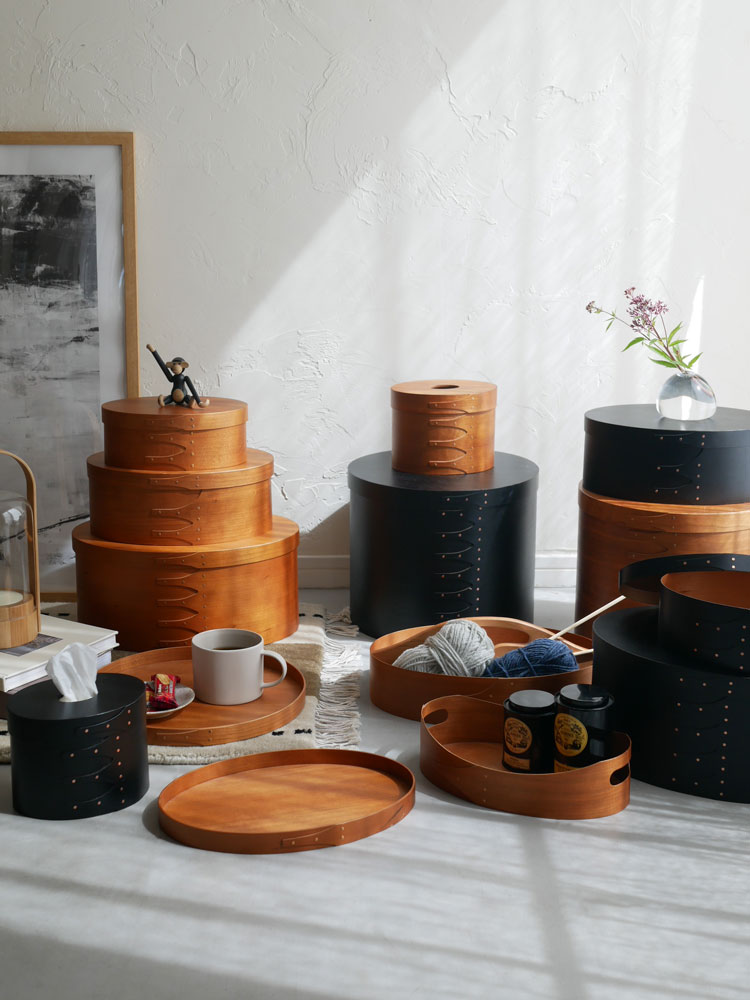 チェリー材を使用した【アクシス】シェーカーミラーと陶器製のキッチン用品が並ぶ木製サービングセット