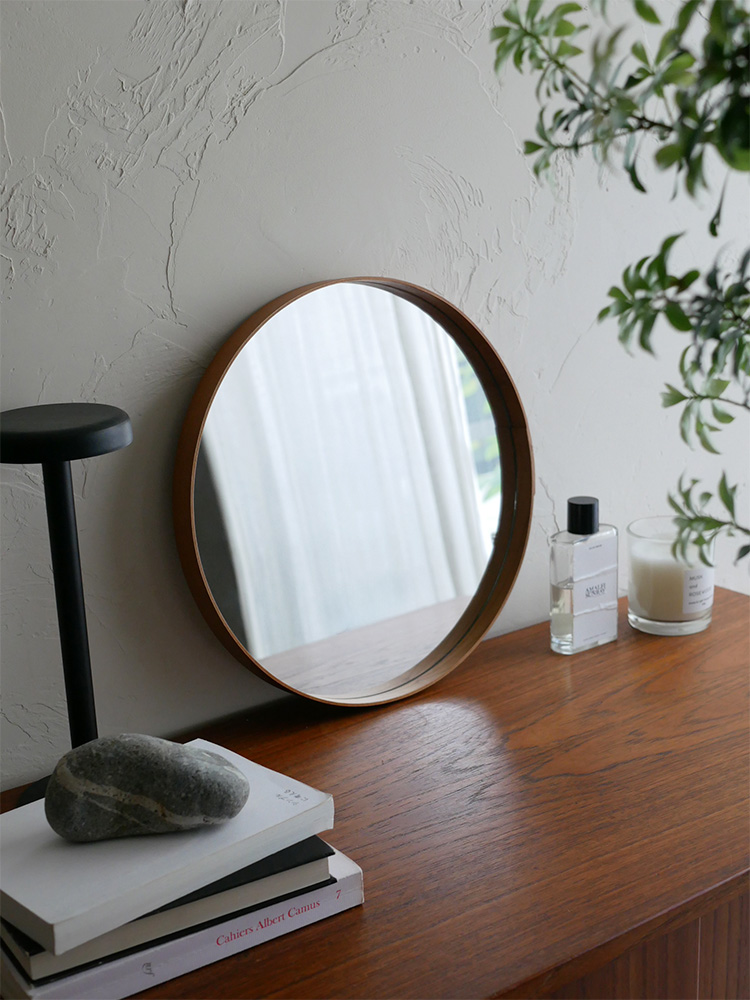 チェリー材製の【アクシス】シェーカーミラーと観葉植物、ランプ、フォトフレームが調和したナチュラルな室内インテリア