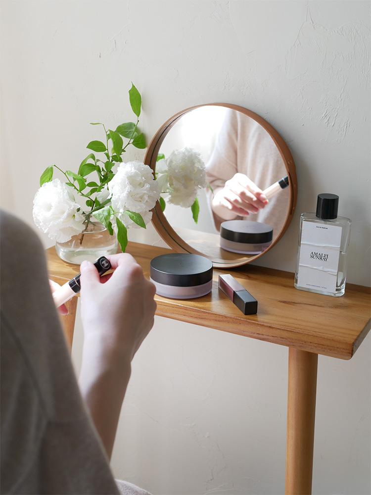 チェリー材のアクシスシェーカーミラーと花束が美しく配置されたインテリアの写真