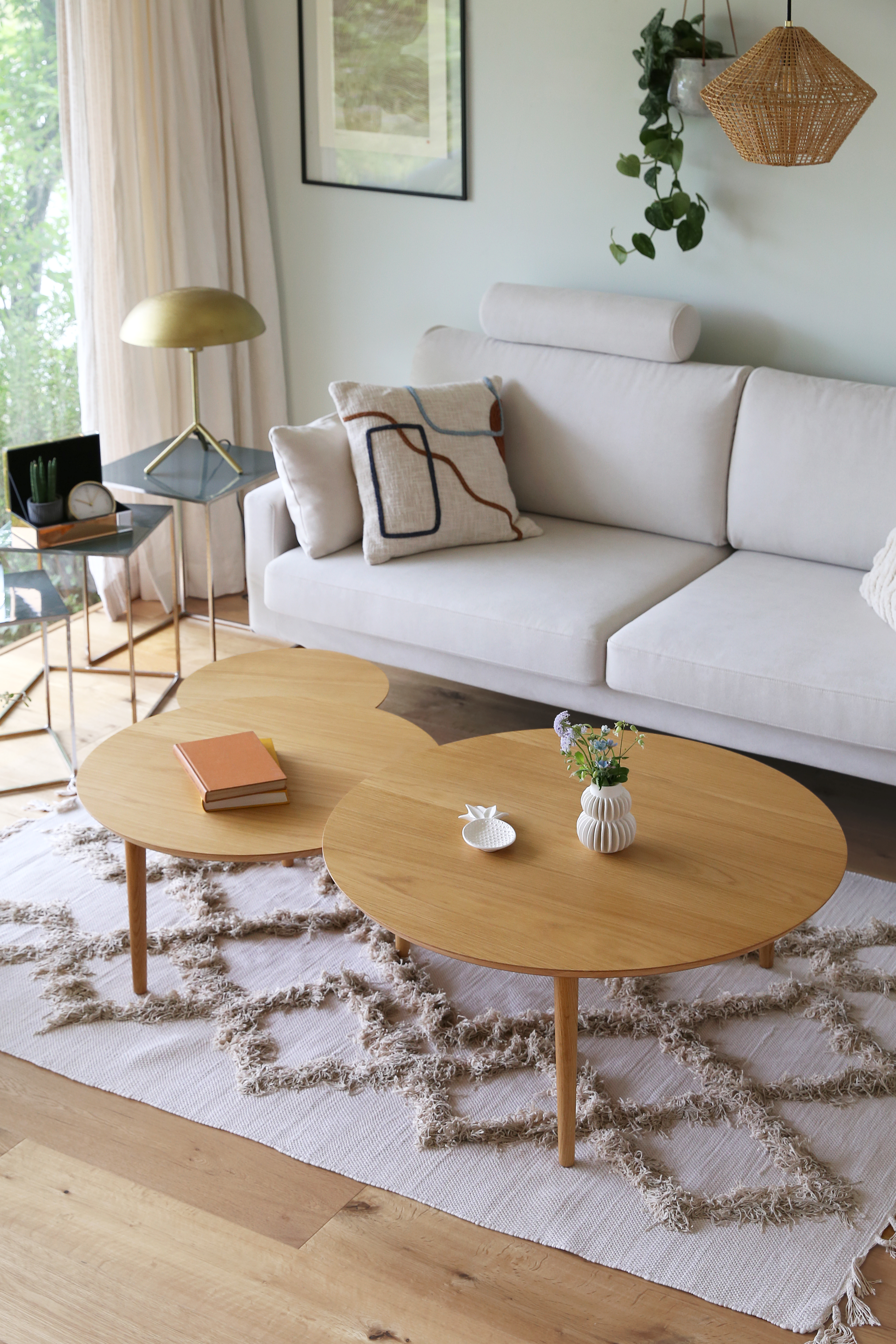 高野木工のBALLOONシリーズ伸縮可能なリビングテーブル。ホワイトオークまたはウォルナット材を使用したモダンなデザイン。