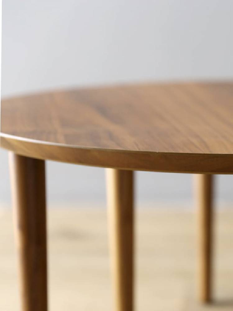 高野木工BALLOONシリーズのホワイトオークおよびウォルナット製伸縮リビングテーブルの美しい木目とウレタン塗装が施された写真