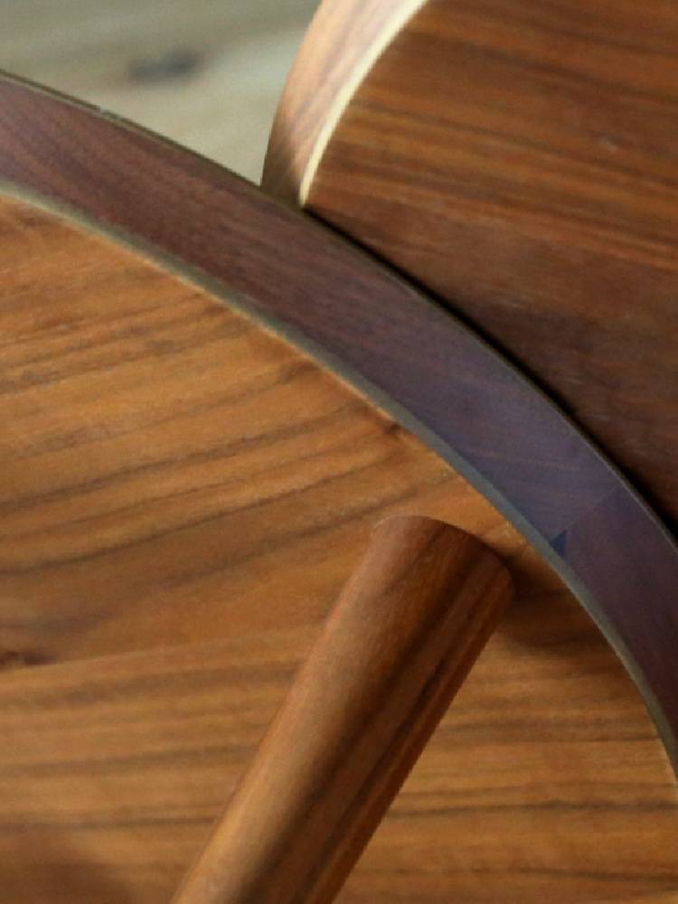 高野木工のBALLOONシリーズ伸縮式リビングテーブル。ブラウンのホワイトオーク無垢材を使用し、自然な木目が美しい家具。