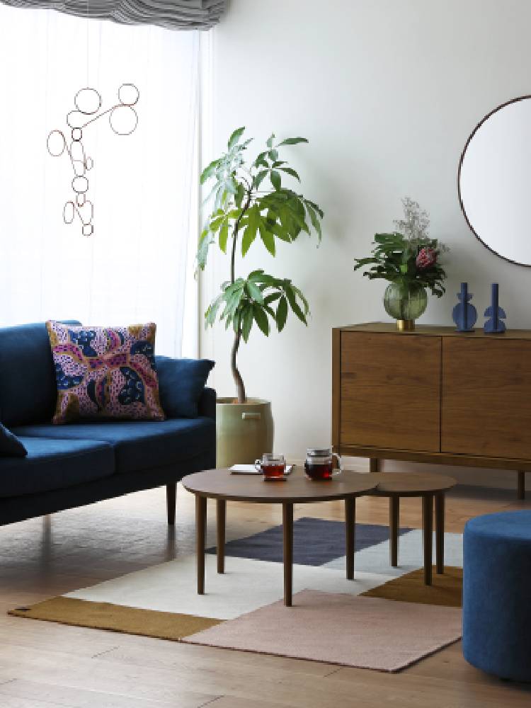 高野木工のBALLOONシリーズ伸縮可能なリビングテーブルがモダンなリビングルームに配置されている