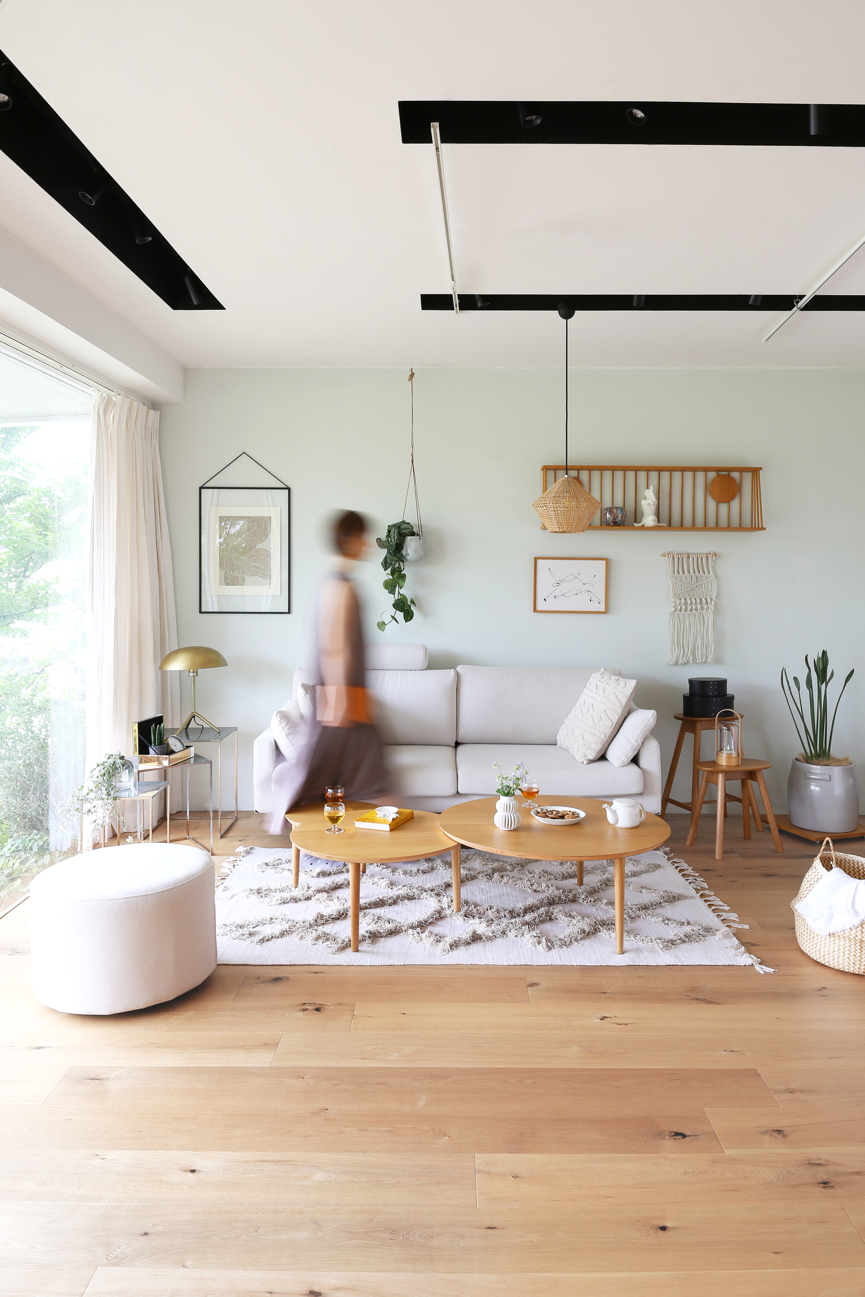 高野木工のBALLOON伸縮可能な木製リビングテーブルがソファと共にモダンなリビングルームに配置されたインテリア