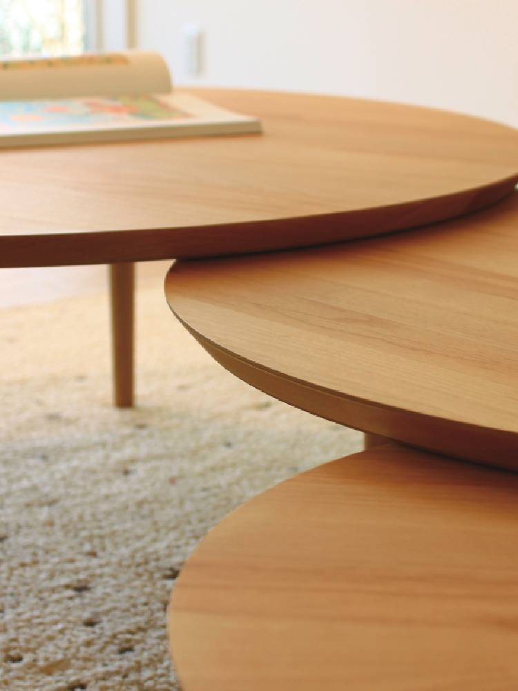 高野木工製BALLOONシリーズのホワイトオーク無垢材使用、伸縮可能なリビング用コーヒーテーブル