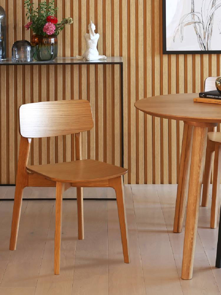 高野木工のBLANCチェア、ホワイトオークの木製フレームにグレーの布張り座面を持つモダンなインテリア用椅子