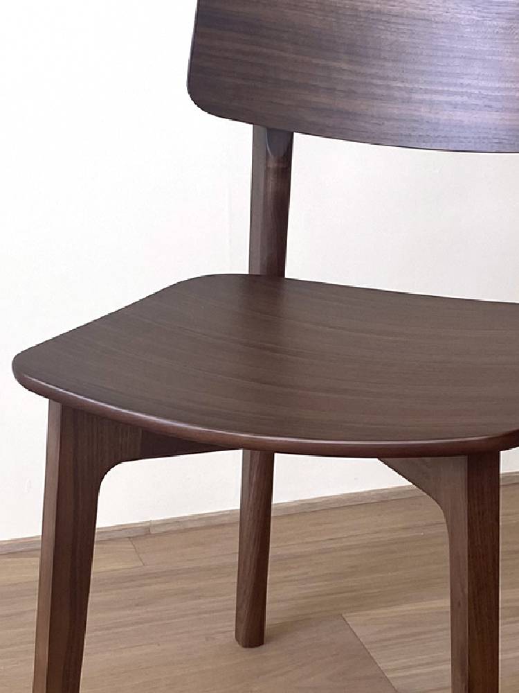 高野木工のBLANCチェア。グレーの布張りと茶色のホワイトオーク無垢材を使用した木製椅子。