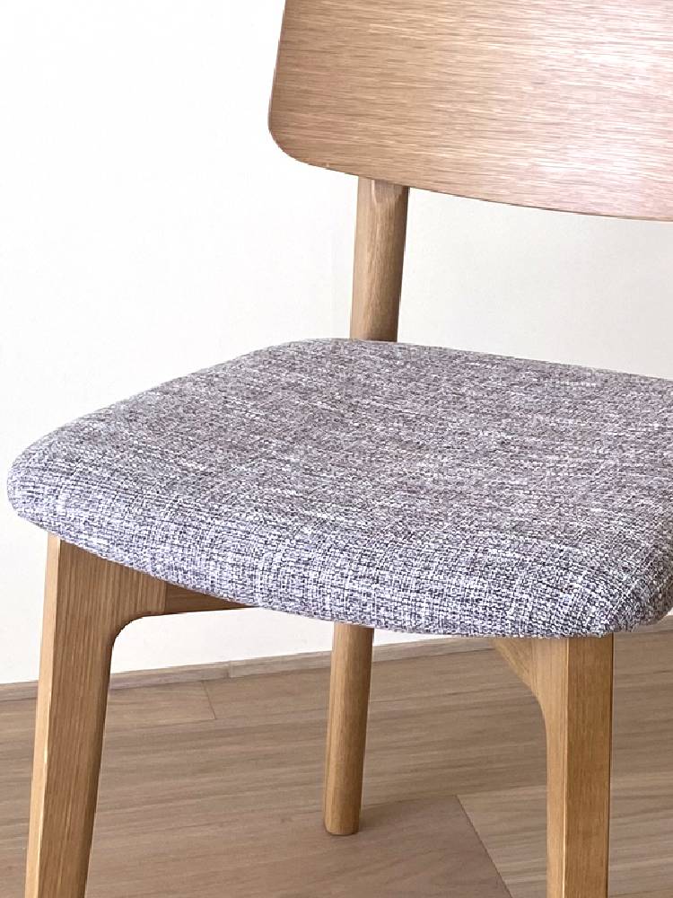 高野木工のBLANCチェア、灰色の布張り座面とホワイトオーク無垢材のフレームが特徴の木製椅子