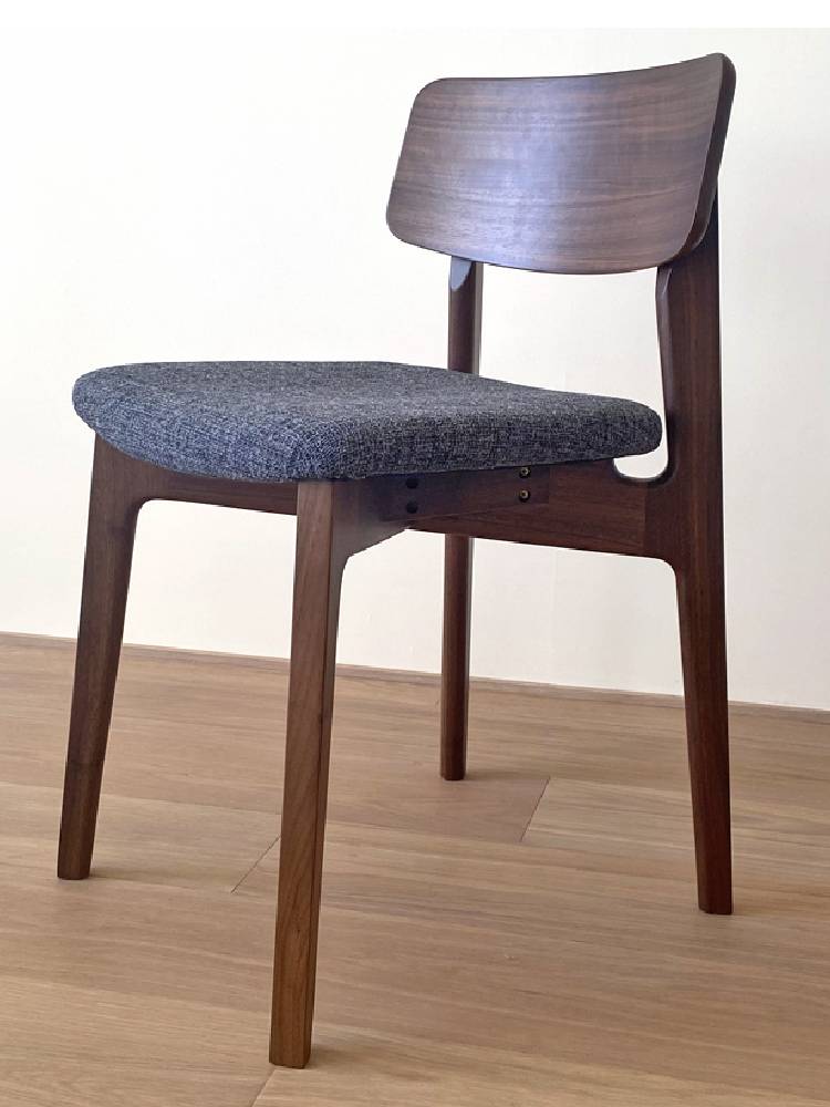 高野木工のBLANCチェア、ホワイトオーク無垢材フレームとグレーのポリエステル布座を備えた木製椅子