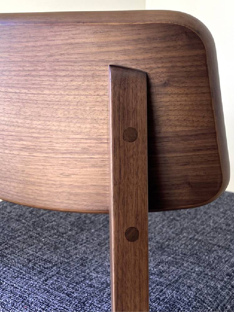 高野木工のBLANCチェア、無垢材の木製フレームとレザー座面を備えたエレガントな椅子