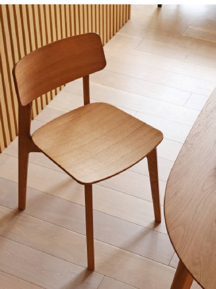 高野木工のBLANCチェア。ホワイトオークまたはウォルナットの無垢材を使用し、布張りの座面とアームレストが特徴的な木製椅子。