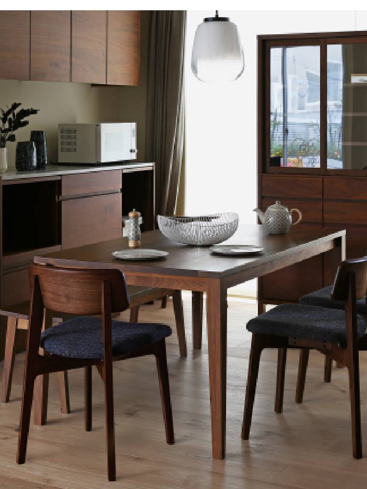 ブラウンの木製ダイニングテーブルがハードウッドの床に配置されたインテリア写真