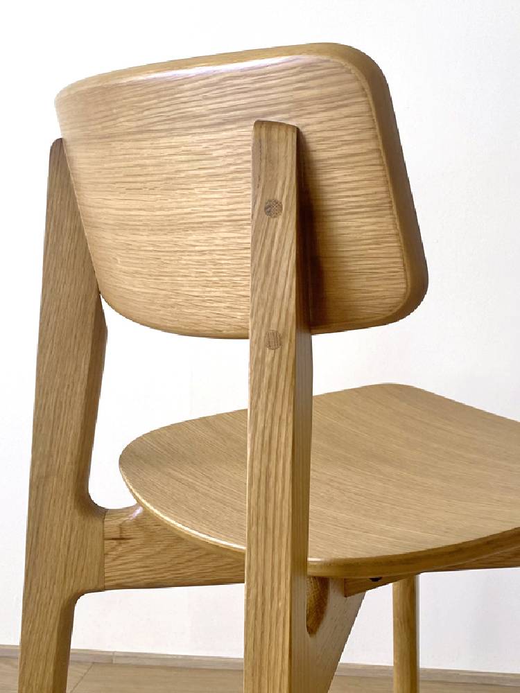 高野木工のBLANCチェア。ホワイトオークまたはウォルナットの無垢材フレームにアームレスト付き布張り座面を備えたモダンな木製椅子。