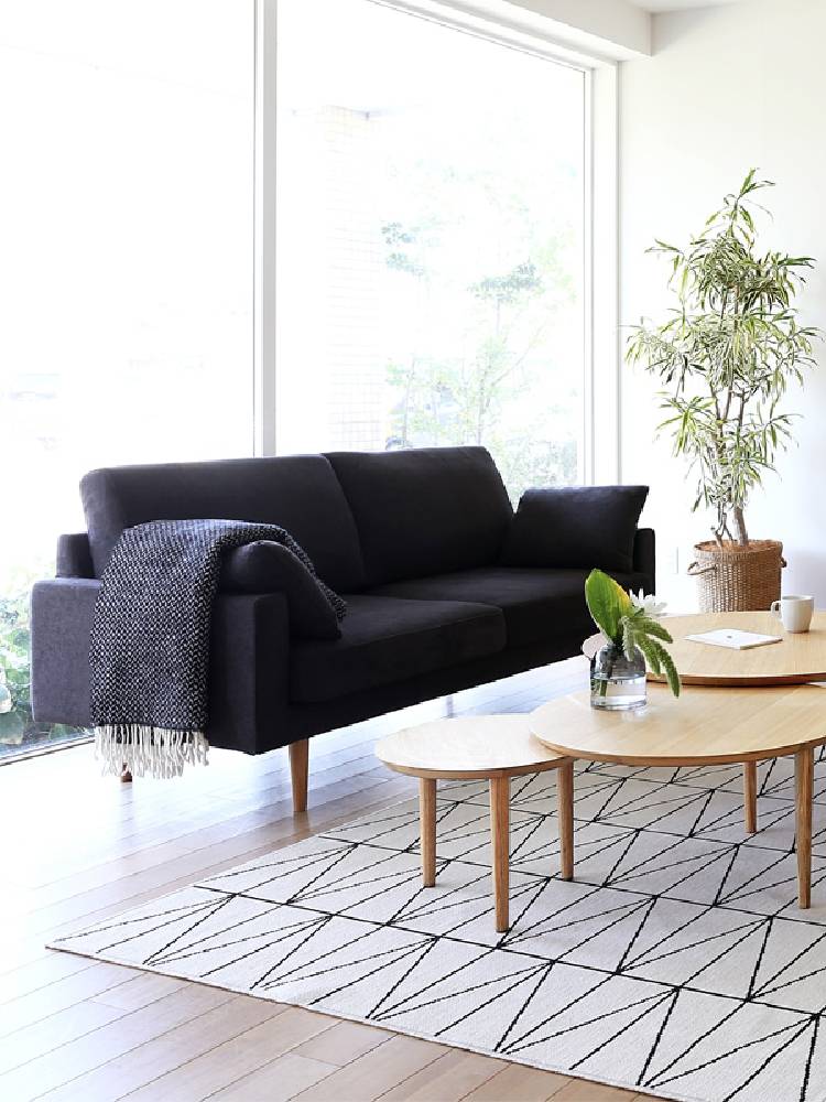 木製フローリングのリビングルームに配置された高野木工のLEOソファとコーヒーテーブル