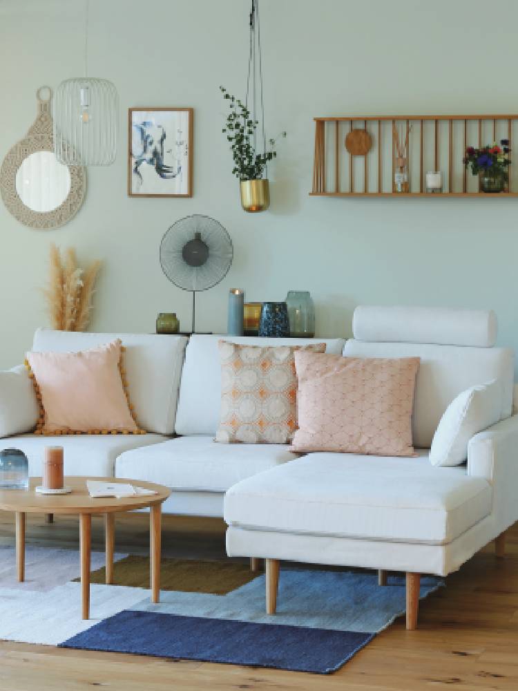 高野木工のLEOソファを中心に、クッションやランプ、花鉢が配置されたスタイリッシュなリビングルームのインテリア