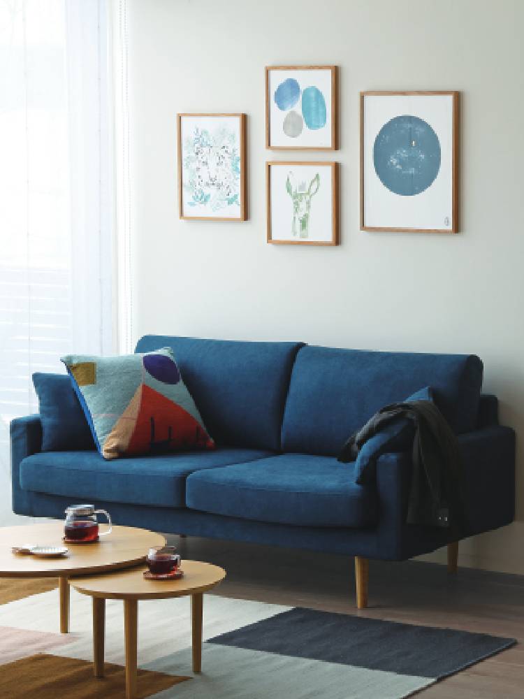 高野木工のLEOソファと装飾クッションが配置されたモダンなリビングルームのインテリア