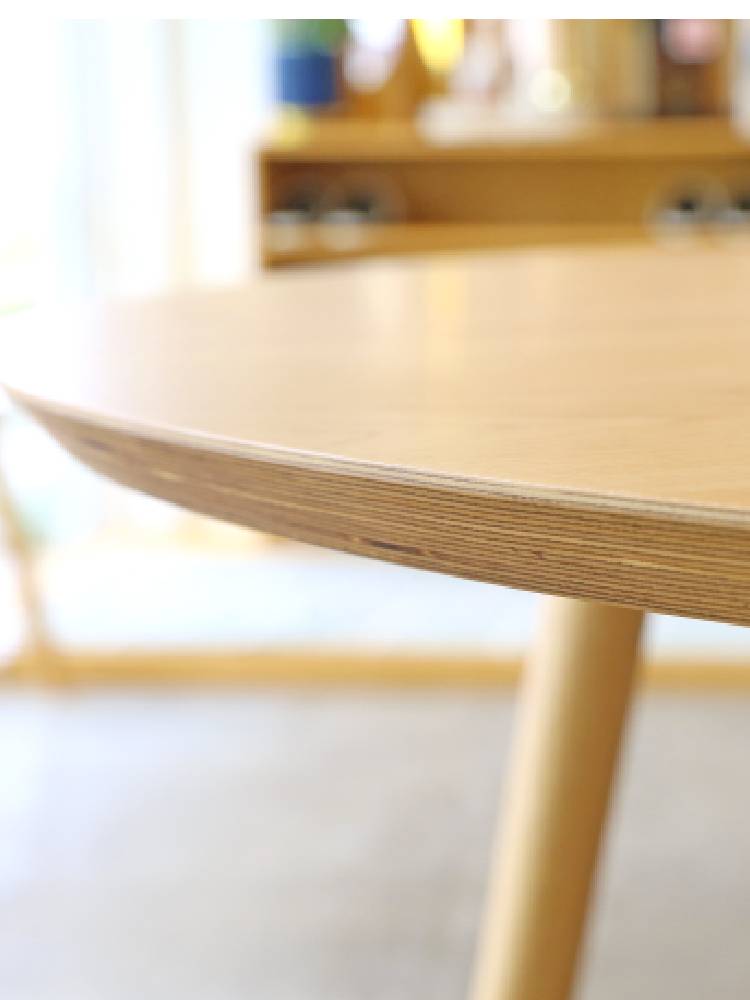 高野木工のMALLOONダイニングテーブル。ホワイトオークまたはウォルナットの合板と無垢材を使用し、木染めとニス仕上げが施されたテーブルの写真。