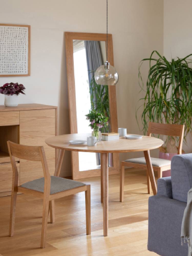 高野木工のMALLOONダイニングテーブルと椅子が木製のダイニングルームに配置されている