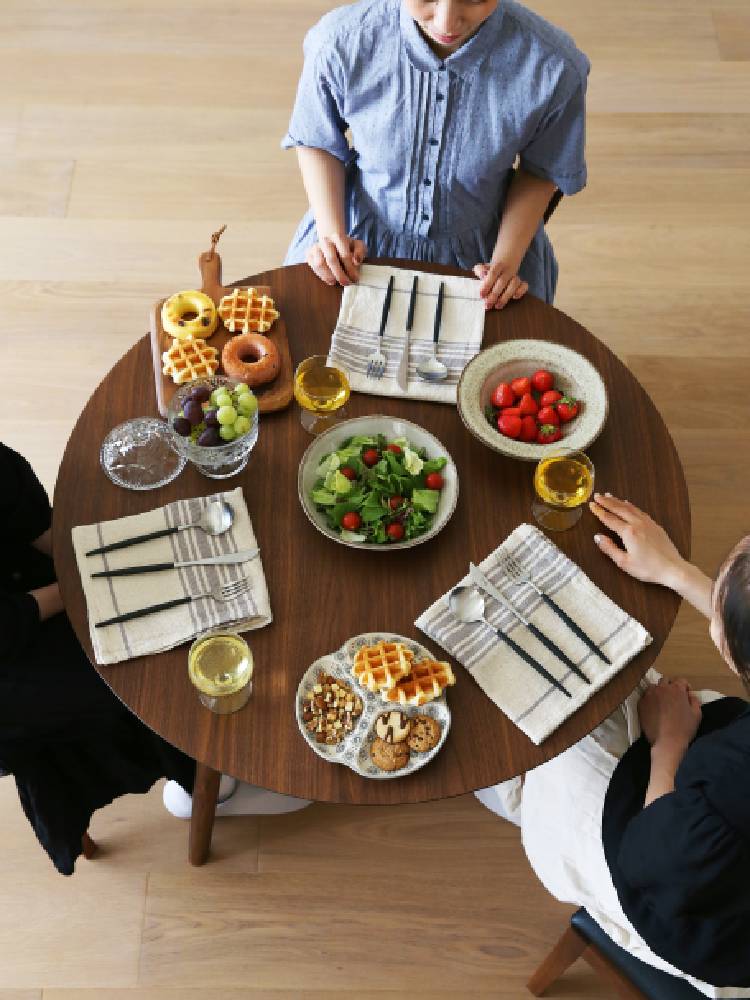高野木工のMALLOONダイニングテーブルにセットされた食器とサラダ