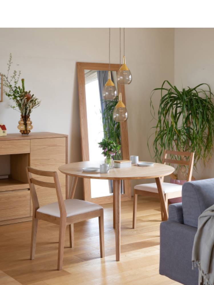 高野木工のホワイトオーク製PLAIN CHAIR VIETNAMとダイニングテーブルが配置されたモダンなダイニングルームのインテリア