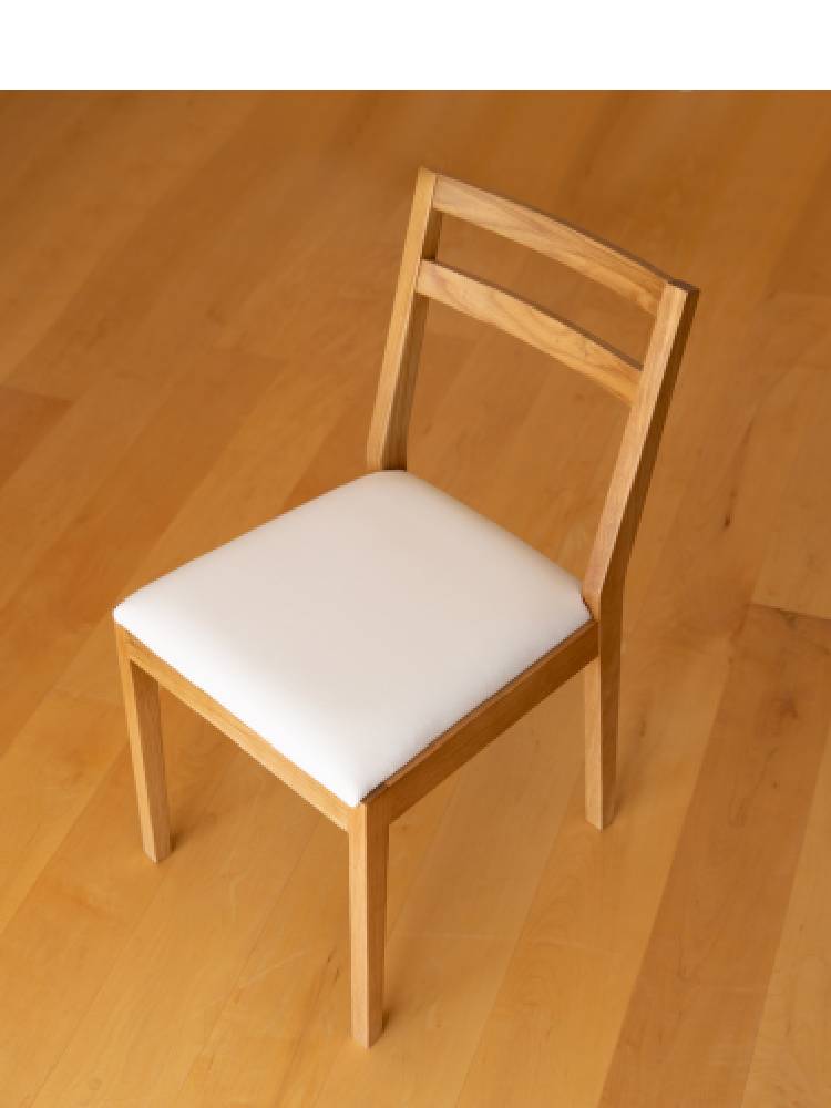 高野木工のPLAIN CHAIR VIETNAMチェア、ホワイトオークまたはウォルナット無垢材とアイボリーまたはブラックの座面を持つダイニングチェア