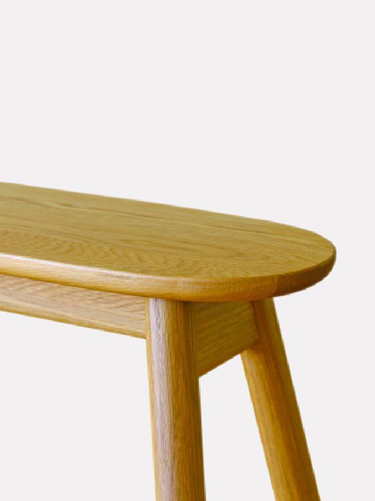 高野木工のRUBEベンチ、ホワイトオークまたはウォルナット無垢材にウレタン塗装を施した木製ベンチの写真