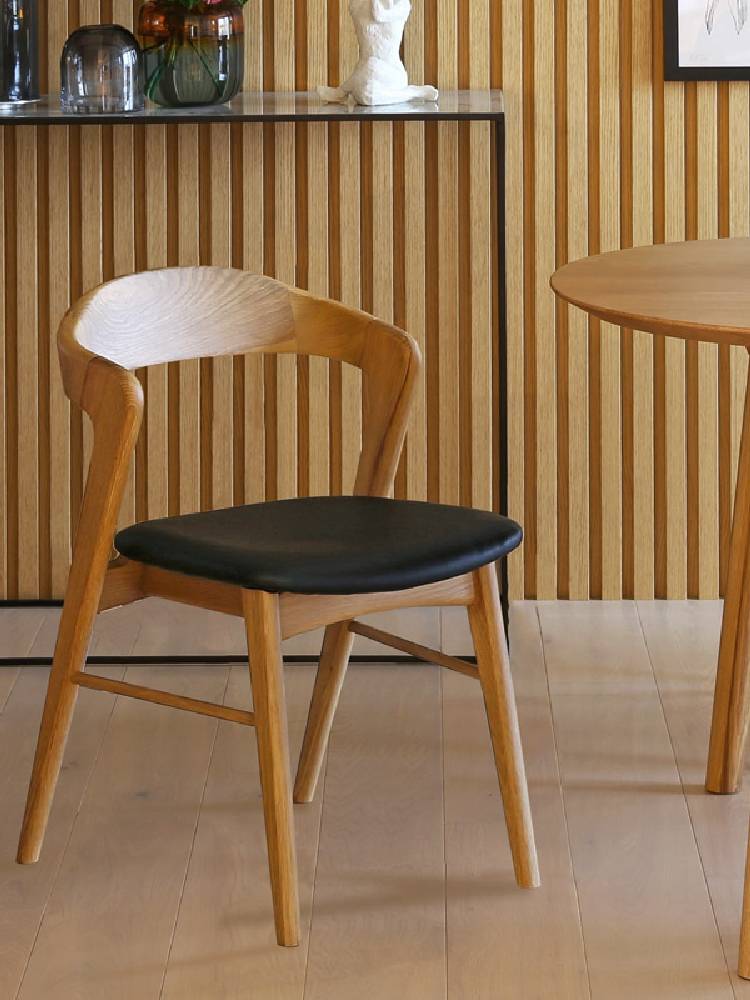 高野木工のSWELLダイニングチェア。ホワイトオークまたはウォルナット無垢材を使用した茶色の屋外用木製チェア