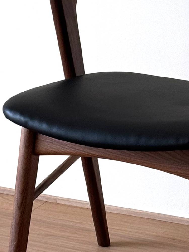 高野木工のSWELLダイニングチェア、ブラウンのホワイトオーク無垢材フレームとPVC生地を使用した木製ダイニングチェアの画像