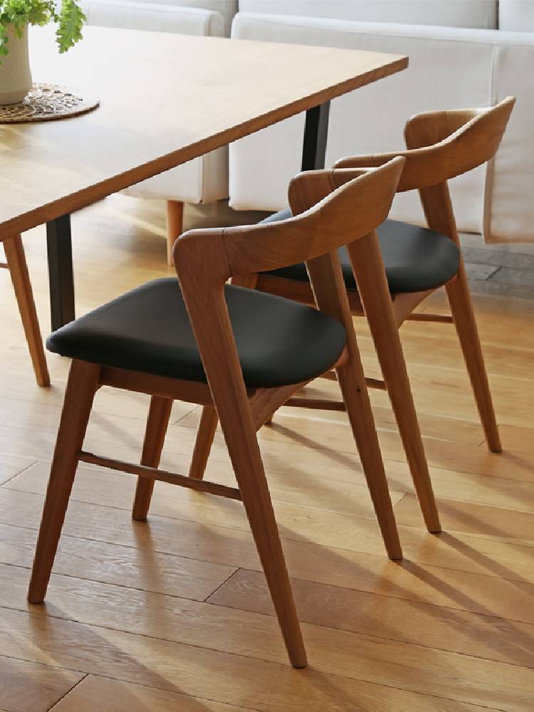 高野木工製SWELLダイニングチェア。ホワイトオークまたはウォルナットの無垢材フレームとPVC座面を持つ木製デザインチェア。
