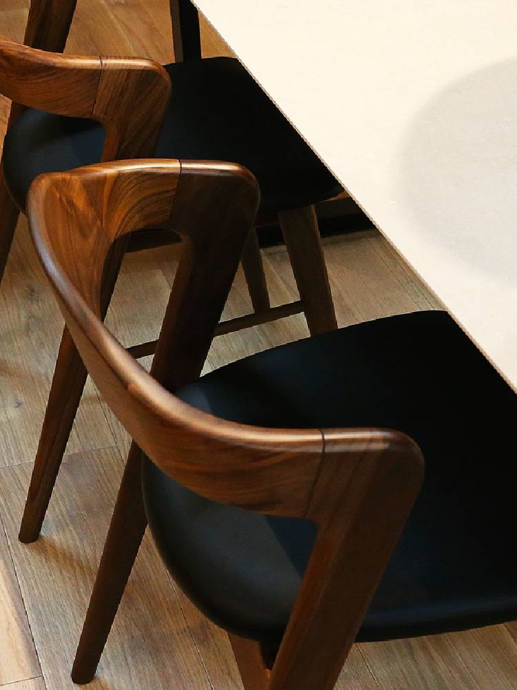 ホワイトオーク無垢材で作られた高野木工のSWELLダイニングチェア、ウレタン塗装による美しい木目が特徴