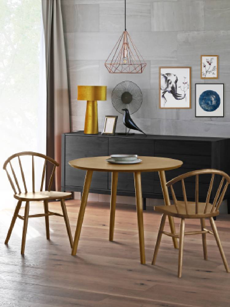 ホワイトオークまたはウォルナット製の高野木工UNダイニングチェアと木製テーブルが配置されたダイニングセット