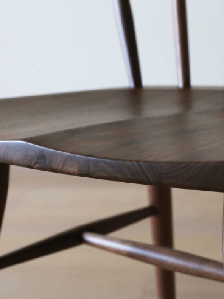 高野木工のウィンドー柄「UN ダイニングチェア」、ブラウンのホワイトオーク無垢材を使用したシンプルで自然な木製椅子