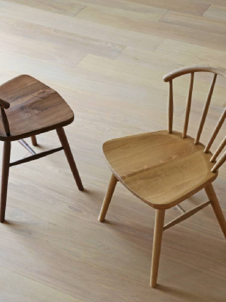 高野木工のUNダイニングチェア、ホワイトオークまたはウォルナット無垢材を使用したウィンザータイプの木製椅子
