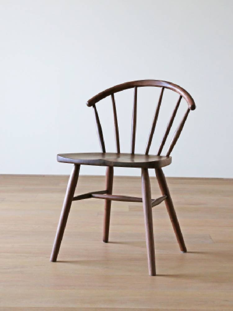 高野木工のUNダイニングチェア。ウォルナットまたはホワイトオークの無垢材を使用したウィンザー型の木製椅子。