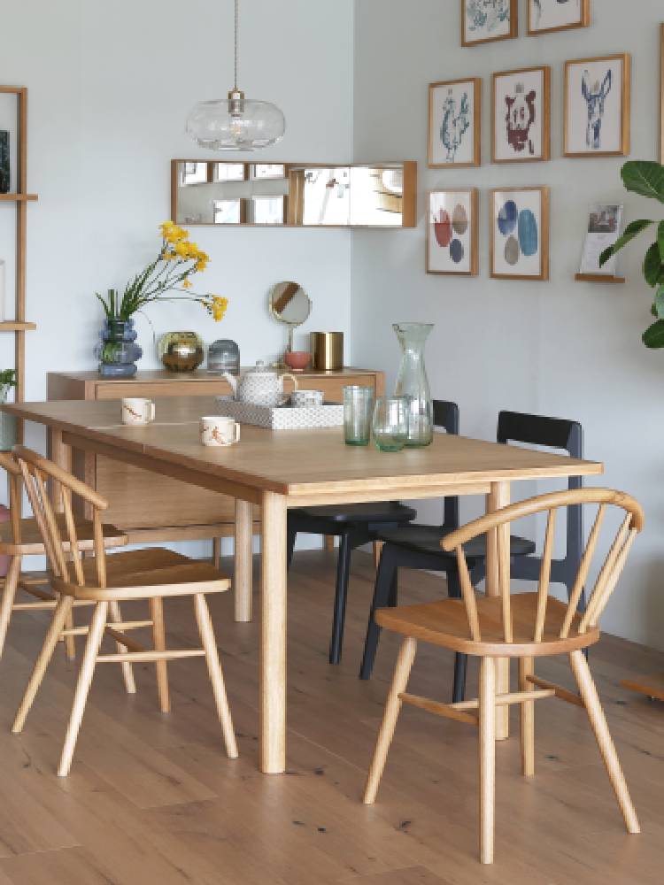 高野木工のホワイトオークまたはウォルナット製UNダイニングチェアがダイニングルームに配置されたモダンな木製インテリア