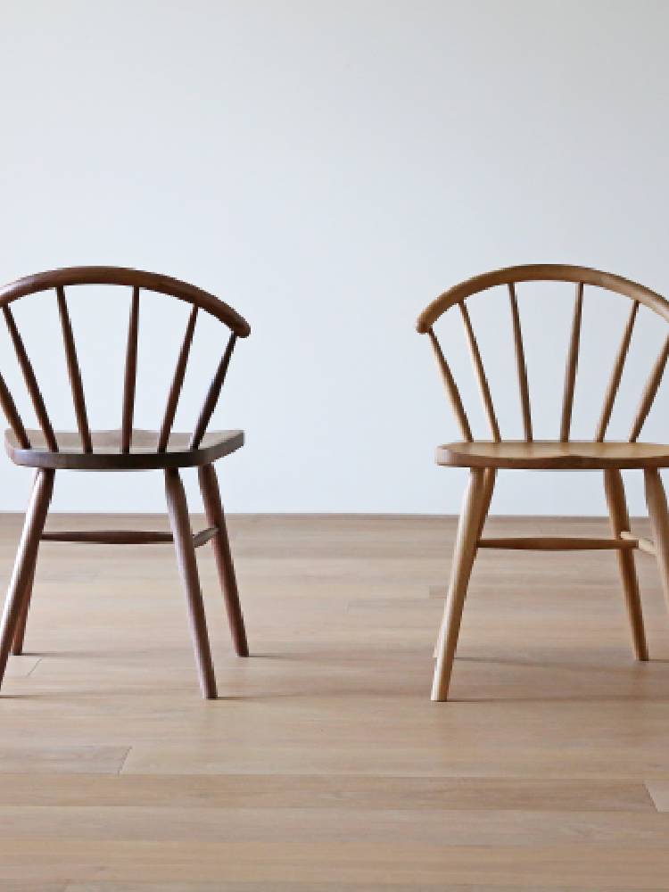 高野木工のウィンザータイプダイニングチェア。ホワイトオークまたはウォルナット無垢材を使用し、上品なウレタン塗装が施された木製の椅子。