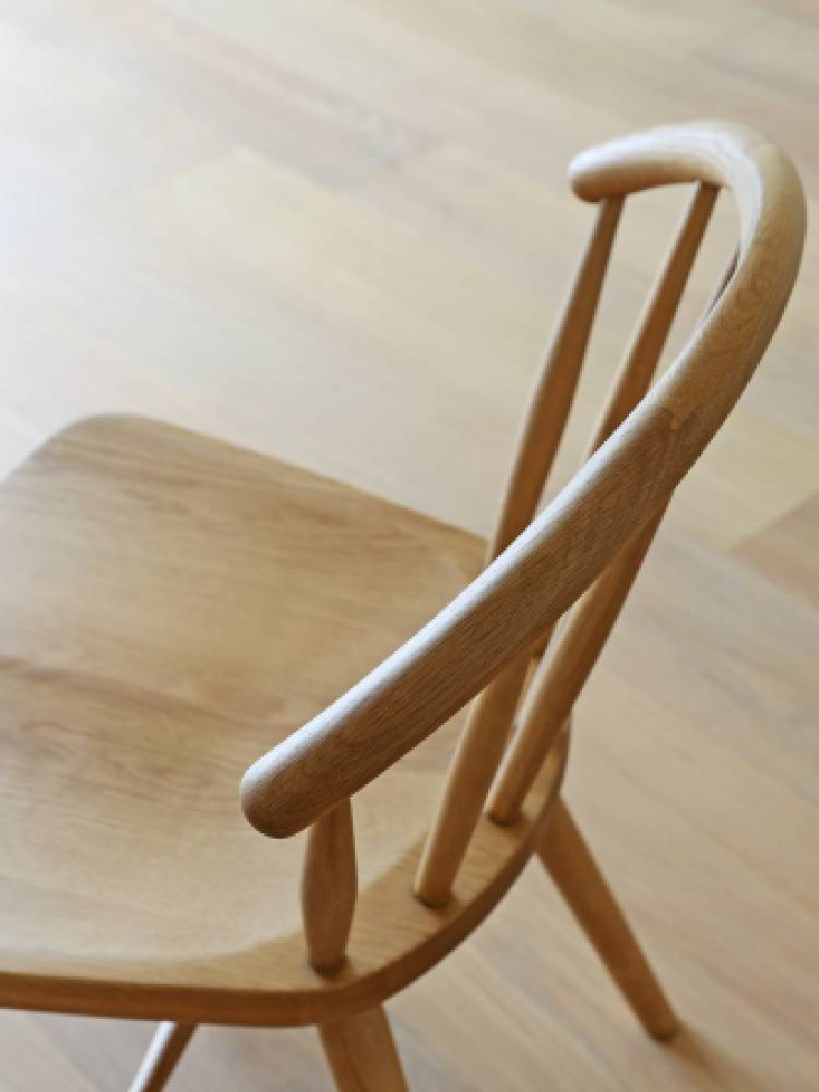 高野木工のホワイトオークまたはウォルナット無垢材を使用したUNダイニングチェア。自然な木目とウレタン塗装が特徴的なデザイン