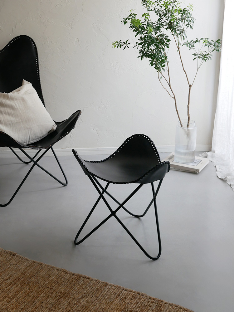 WRAPS/ラップスのグレーアイアンレザーチェア。快適なクッションとアームレスト付きでリビングルームに最適なデザイン。