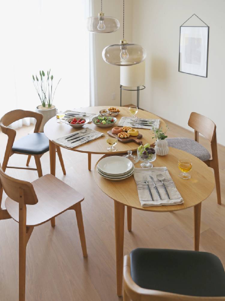 高野木工のBALLOON伸縮型ダイニングテーブルと椅子、ホワイトオークまたはウォルナット材を使用したダイニングルームのインテリア