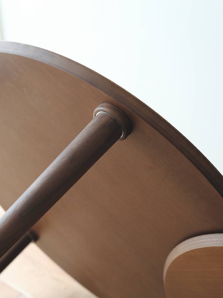 高野木工のBALLOON伸縮ダイニングテーブル。ブラウンの無垢木天板とメタル脚が特徴的なナチュラルデザイン。