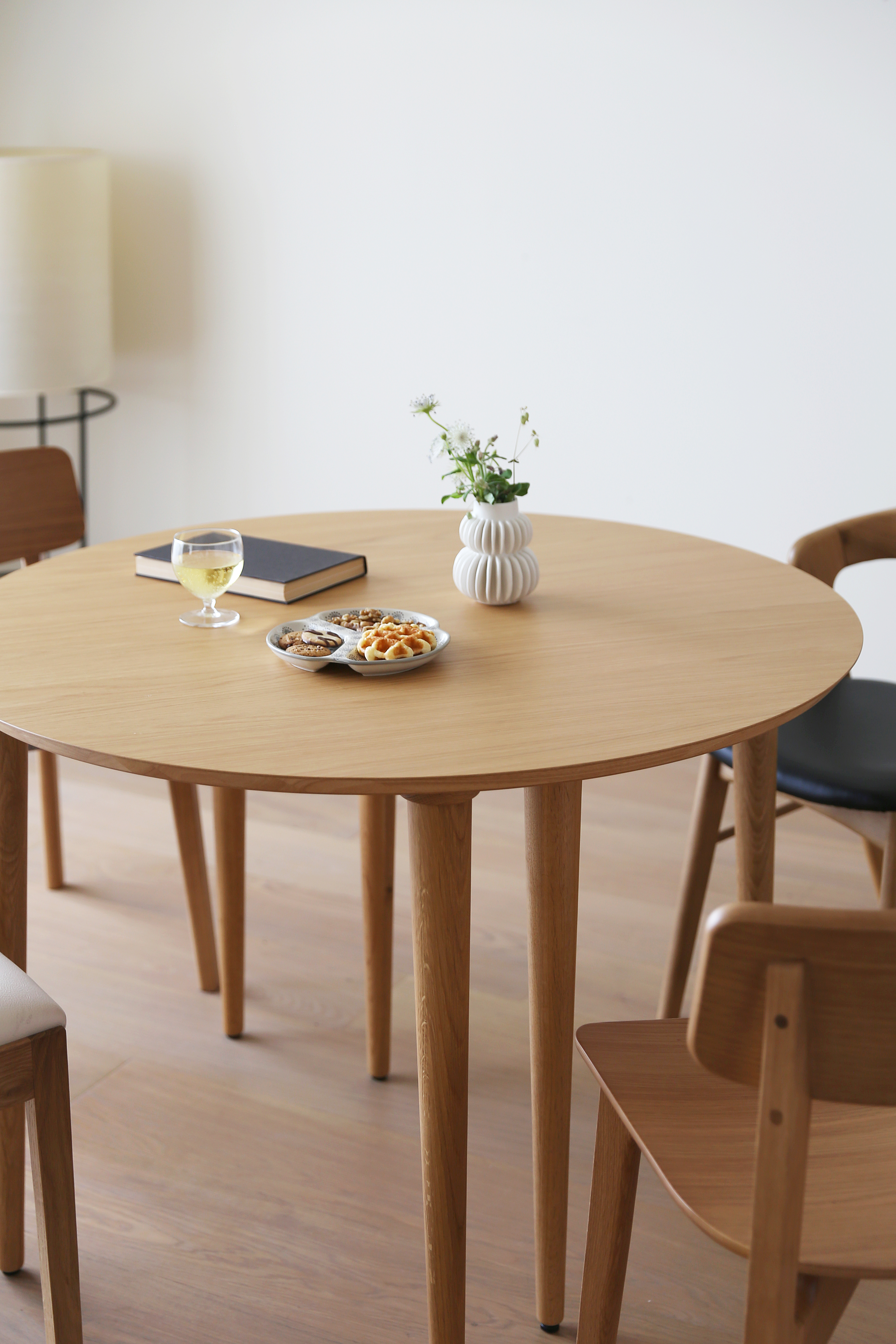 高野木工製BALLOON伸縮ダイニングテーブル、ホワイトオークまたはウォルナットの無垢材を使用した自然な木目が美しいモダンな食卓