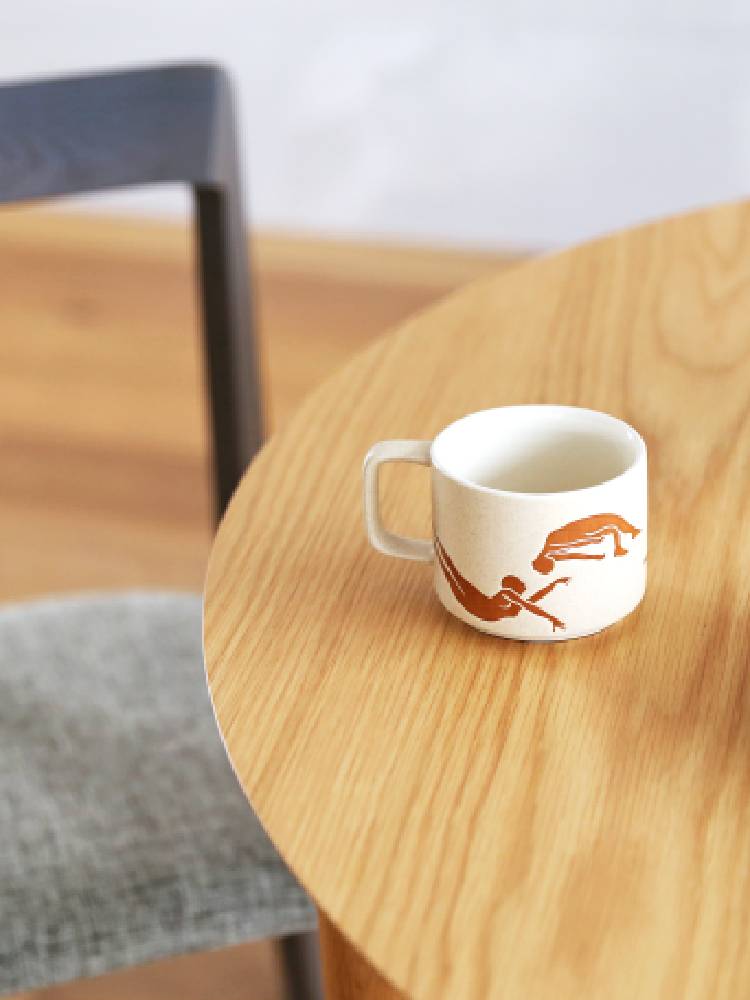 高野木工のBALLOON伸縮ダイニングテーブル上に配置されたカップやマグを含むテーブルウェアの画像