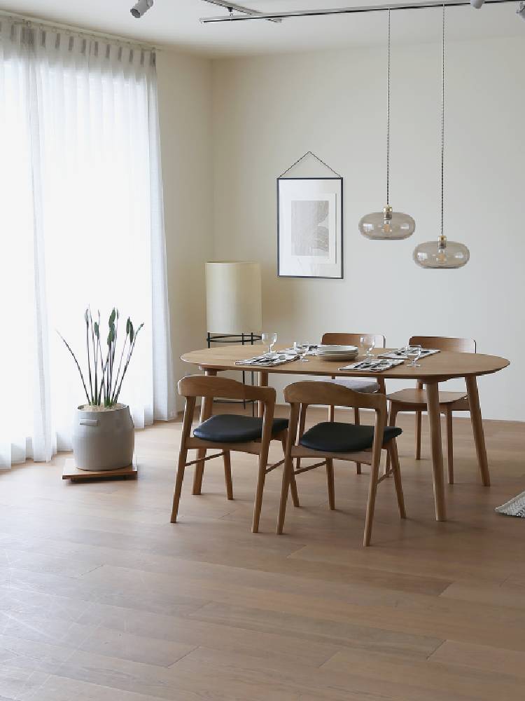 高野木工のRUBEダイニングテーブル、ホワイトオークまたはウォルナットの無垢材を使用したシンプルでモダンな木製ダイニングテーブル