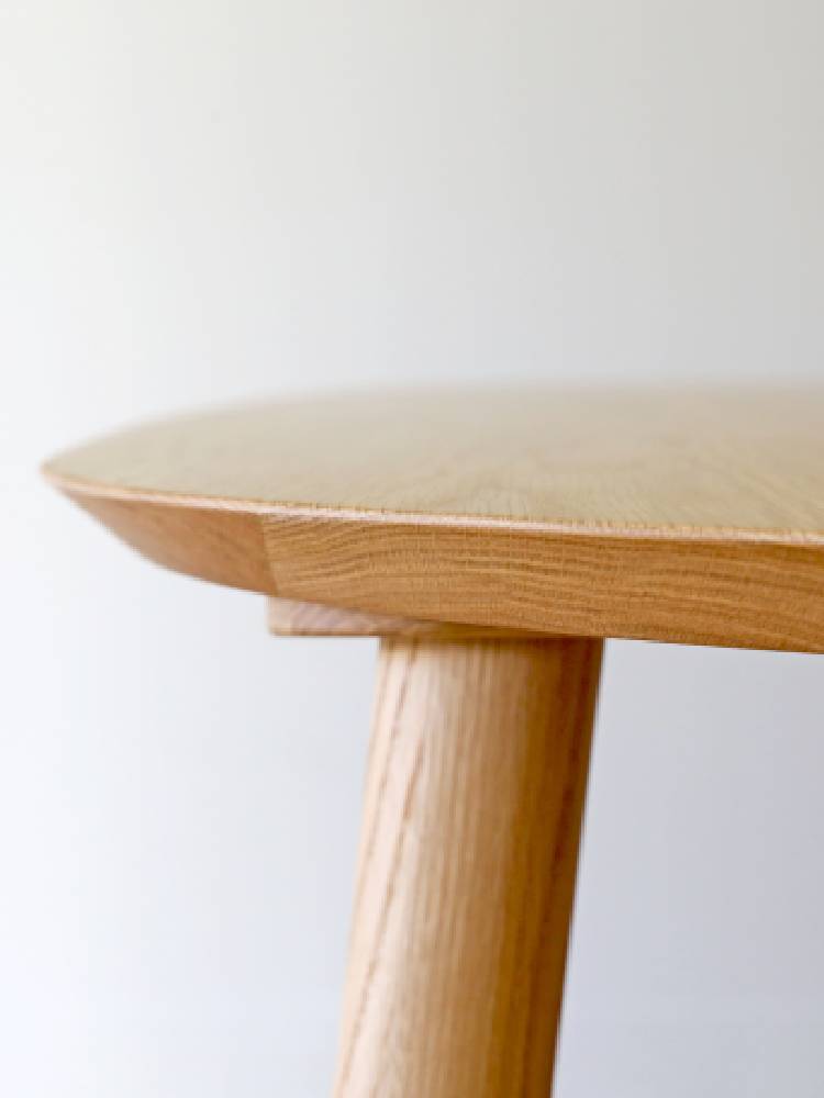 高野木工のRUBEダイニングテーブル、ホワイトオーク無垢材を使用したナチュラルな木製テーブル