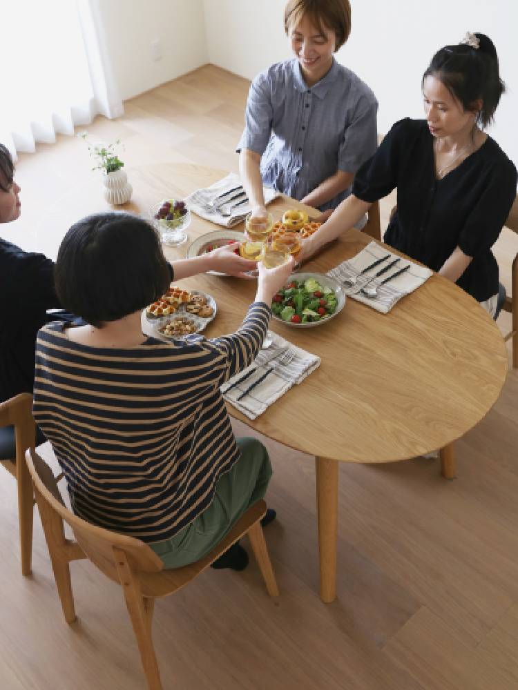 高野木工のRUBEダイニングテーブル、ホワイトオークまたはウォルナット無垢材使用のモダンな木製ダイニングテーブル