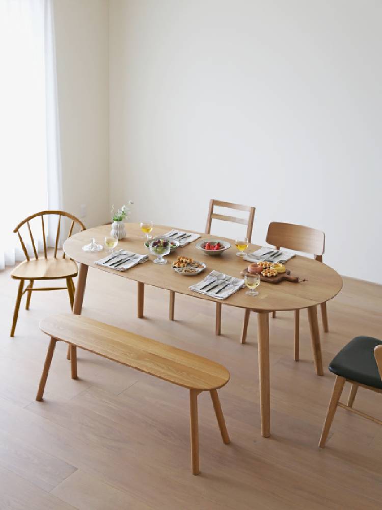 高野木工のRUBEダイニングテーブルと椅子が配置された温かみのある木製ダイニングルーム