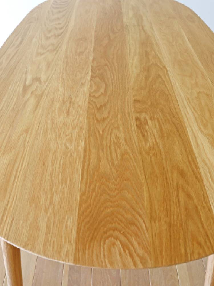 高野木工製ホワイトオーク無垢材のRUBEダイニングテーブル、自然な木目と耐久性のあるデザインが特徴の木製テーブル