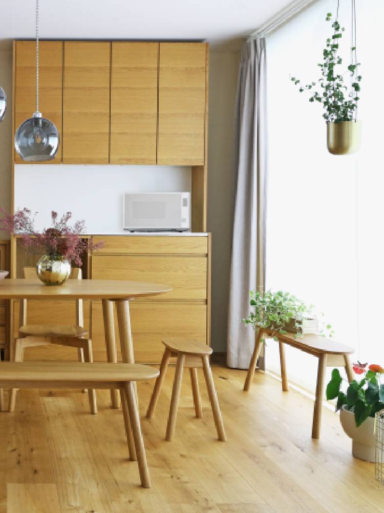 高野木工のRUBEワイドスツール。ホワイトオークまたはウォルナット無垢材を使用した木製椅子が室内インテリアとして配置されています。