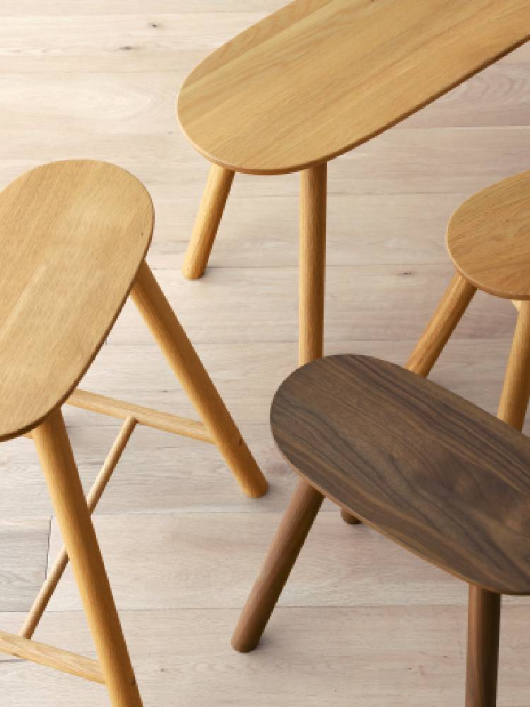 高野木工のRUBEスツールと花鉢が配置されたナチュラルな木製家具の画像